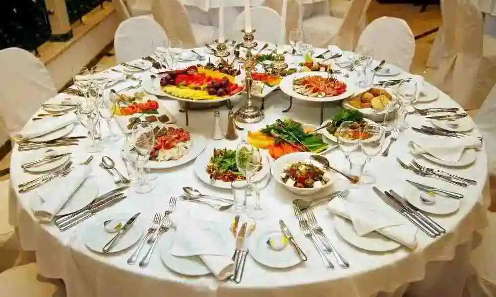 How to Display Cutlery on a Buffet Table