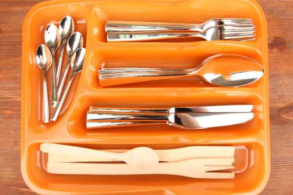Using Trays and Baskets for Cutlery Storage