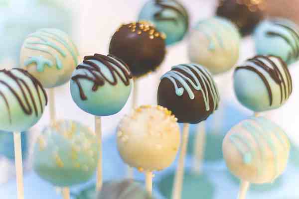 Incorporating Cake Pop Displays into the Party Decor